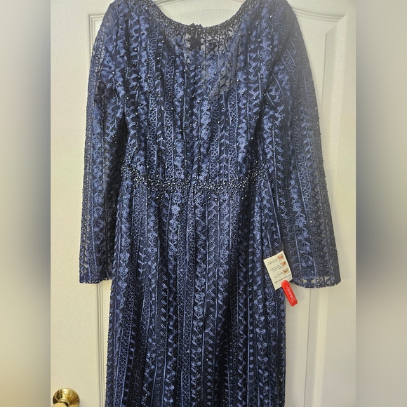 Mac Duggal 20271 - Midnight Embroidered Long Sleeve Evening Dress SZ 12 NWT - Picture 9 of 13